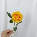 Natuurgetrouwe enkele gele fluwelen kunstrose met groene bladeren voor huisdecor - 7.5cm / Fluweel Roos Geel