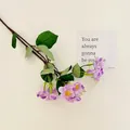 Ramo di gelsomino artificiale con fiori viola e foglie realistiche su sfondo bianco - Viola Chiaro