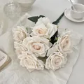 Kunstmatig wit rozenboeket met 10 crèmekleurige bloemhoofdjes en groene bladeren - Wit