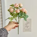 Eleganter Strauß aus 10 champagnerfarbenen Seidenrosen mit Blättern für die Deko - Champagner
