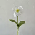 Einzelne künstliche weiße Tulpe mit gelber Mitte und grünen Blättern für die Deko - Weiß