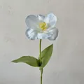 Künstliche blaue Tulpe mit Farbverlauf an den Blütenblättern und grünen Blättern - Eisblau