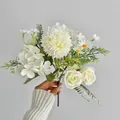 Künstlicher Strauß aus weißen Rosen und Hortensien mit grünen Blättern in den Händen - Weiß