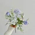 Hellblauer Kunstrosen- und weißer Gänseblümchen-Brautstrauß vor grauem Grund - Blau