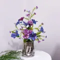 Detail von lila Kunstblumen in einer modernen silbernen Vase für die Inneneinrichtung - Set 2 + Silberne Taschenvase