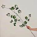 Künstlicher Blumenstiel mit grünen Herzblättern und weißen Blüten für Gartendekoration - Weiß