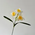 Narzissen-Kunstblume mit drei weißen Blüten und gelben Mitten für Deko-Zwecke - Weiß mit gelbem Kern