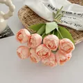 Rosa-orangefarbener Tulpenstrauß aus Kunstseide mit 10 Stielen in einem Rattankorb - Korallenrosa