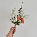 Handgemaakt boeket van vintage oranje rozen en witte madeliefjes met eucalyptusblad - Oranje