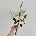 Elegant kunstboeket met crème rozen, eucalyptusbladeren en witte madeliefjes - Wit