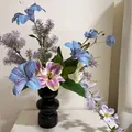 Moderne schwarze Keramikvase in Kugelform mit künstlichen violetten Blumen als Deko - Set 1 + Schwarze Glasvase