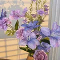 Künstlicher Blumenstrauß im Monet-Stil mit lila Rosen und blauen Lilien im sanften Abendlicht - Kombination 2 + Brautstraußband
