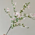 Rama de flor de cerezo blanco artificial con pétalos realistas y delicadas hojas verdes - Rosa Claro