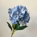 Stelo di ortensia blu artificiale con petali realistici e foglie verdi naturali - Blu scuro