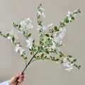 Rama de flores blancas artificiales con detalles rosas para decoración de hogar y bodas - Blanco