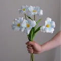 Handstrauß aus 5-6 blau-weißen PU-Tulpen mit realistischen Blütenblättern und Stielen - Eisblau
