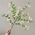 Rama larga de jazmín de naranja artificial con flores blanco crema sostenida a mano - Amarillo