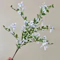 Rama de flor artificial blanca con centro azul y hojas verdes para decoración de hogar - Azul