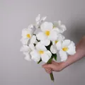 Handgehaltener Strauß künstlicher weißer Tulpen mit gelber Mitte für die Deko - Weiß