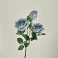 Vintage lichtblauwe kunstmatige roos met drie koppen, twee bloemen en een knop - Blauw