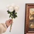Handgehaltener Strauß aus 6 weißen künstlichen Löwenzahnblüten mit realistischen Blättern - Weiß
