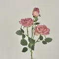Vintage boeket met oudroze kunstrosen met twee bloemen en een knop voor decor - Rozerood