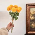 Handgehaltener Strauß gelber künstlicher Löwenzahnblumen für moderne Deko - Gelb