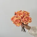 Bouquet de roses en soie rose-orangé vintage avec pétales à bords brûlés en main - Orange