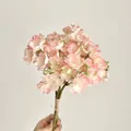 Kunstmatig roze en wit jasmijn boeket met stengels omwikkeld met rustiek henneptouw - Lichtroze