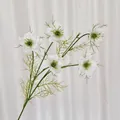 Künstliche weiße Schwarzkümmelblume mit fünf Blütenköpfen und feinen Federblättern - Weiß