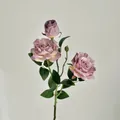 Rosa artificial vintage con tres cabezas de flores púrpuras y hojas verdes decorativas - Púrpura