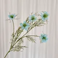 Künstliche hellblaue Nigella-Blume mit gefiederten grünen Blättern für die Deko - Hellblau