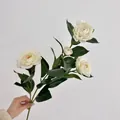 Künstlicher weißer Kamelienzweig mit blühenden Blüten und grünen Blättern für Deko - Weiß