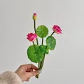 Ramo de loto rosa artificial con dos flores, un capullo y hojas verdes en la mano - Rosa Roja