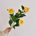 Künstlicher Rosenzweig mit orange-gelben Blüten und realistischen grünen Blättern - Gelb