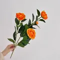 Künstlicher orangefarbener Kamelienzweig mit drei Blüten und realistischen grünen Blättern - Orange