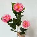 Künstlicher Kamelienzweig mit drei rosa Blütenköpfen für die Innendekoration zu Hause - Rosa