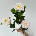 Künstlicher Kamelienzweig mit drei rosa Gradienten-Blütenköpfen für die Wohndeko - Weiß-Rosa