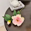 Pivoine artificielle avec dégradé rose, bouton de fleur et feuilles sur bois - Rose Clair