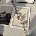 Rama única de flor de ciruelo artificial blanca con pétalos y tallo realistas - Ruyi Flor de Ciruelo Blanco