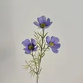 Einzelner Stiel violetter Kunstblumen mit naturgetreuen grünen Blättern und gelben Mitten - Blau