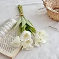Elegante bouquet di Eustoma bianco artificiale legato con spago su panno di cotone bianco - Bianco