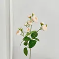 Bouquet de camélias artificiels avec fleurs blanches et feuilles vertes réalistes - Camélia Champagne Artificiel Multi-têtes / Bleu foncé
