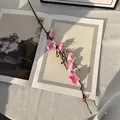 Elegante rama de flor de ciruelo rosa en una revista para decoración del hogar - Ruyi Flor de Ciruelo Rosa