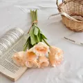 Bouquet di lisianthus artificiali arancio albicocca a cinque teste per la casa - Champagne