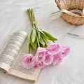 Bouquet di tulipani artificiali rosa legati con corda su panno bianco con libro - Viola