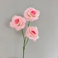 Drie-koppige roze kunstzijde rozen met groene stengels voor bruiloft en decoratie - Gradiënt Roze Kern