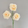 Kunstmatig crème geel boeket met drie bloeiende zijden rozen voor bruiloft decoraties - Champagne