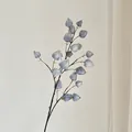 Einzelner hellblauer künstlicher Lampionblumen-Zweig für minimalistische Wohndekoration - Graublau