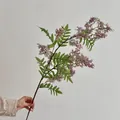Künstlicher Akazienzweig mit hellvioletten Blüten und grünen gefiederten Blättern - Lila